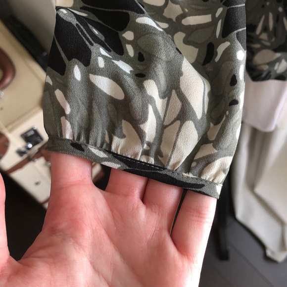 Banana Republic Wrap Blouse / Cardiagn - Picture 3 of 15